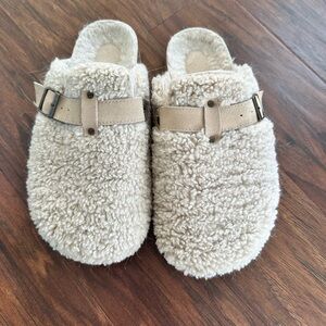 American Eagle Ourfitters Sherpa Clogs